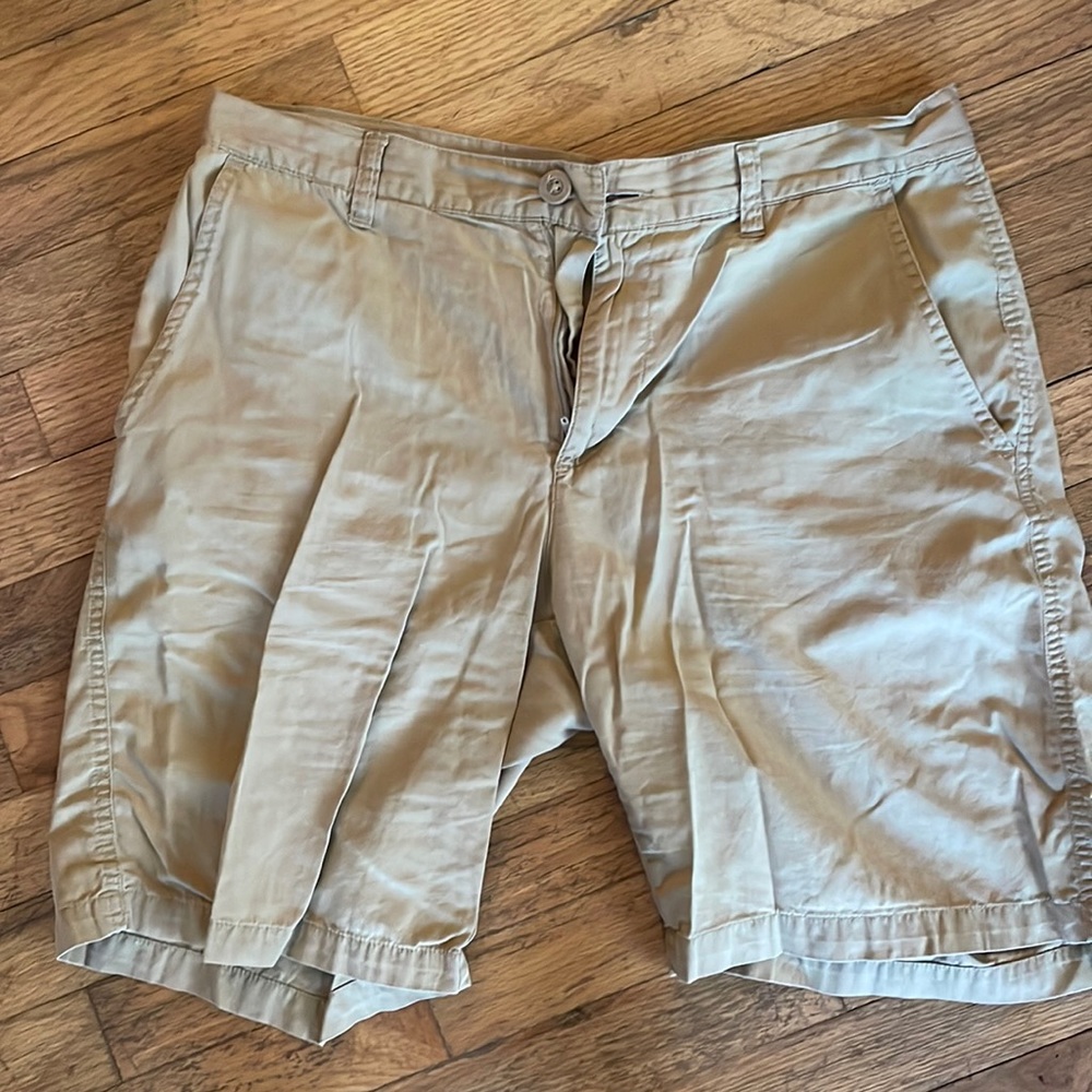 Columbia Khaki Shortd
